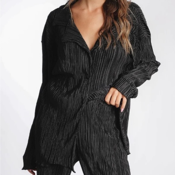 Boutique Plisse Set - Picture 3 of 11